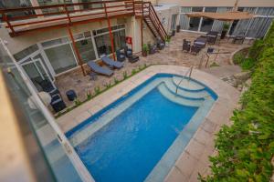 Draufsicht auf einen Swimmingpool vor einem Haus in der Unterkunft Hotel Las Rocas in Mar del Plata