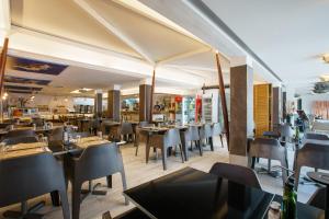 a dining room with tables and chairs at Hotel Florencio Ibiza in San Antonio