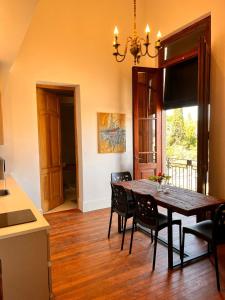 a kitchen and dining room with a table and chairs at Mayo apparts in Esperanza
