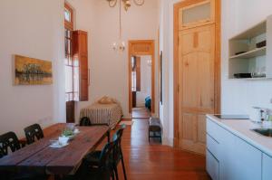 a kitchen and dining room with a wooden table at Mayo apparts in Esperanza +1 photo