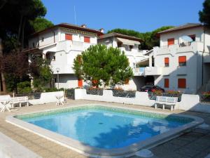 a swimming pool in front of a building at Residence Sporting in Rosolina Mare
