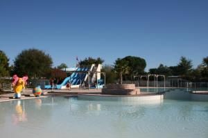 un parque acuático con un tobogán de agua al fondo en Rêve en Famille, en Gastes