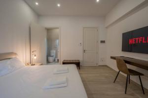 a bedroom with a bed and a desk and a bathroom at Urban Vibe 3 in Kirkop +4 photos