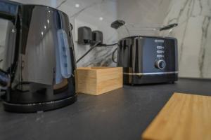 a coffee maker and a toaster on a counter at Urban Vibe 3 in Kirkop