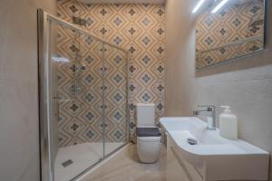 a bathroom with a toilet and a sink and a shower at Urban Vibe 1 in Kirkop