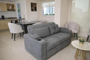 a living room with a couch and a table at Apartamento familiar con excelente ubicación Barranquilla in Barranquilla