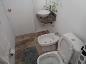 un bagno con un water bianco e un lavandino di Acacias Apartamento D a Punta Del Diablo