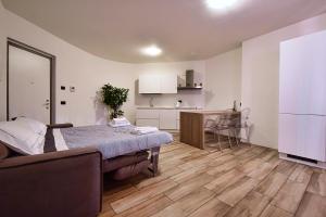 ein Wohnzimmer mit Bett und Küche in der Unterkunft Casa Pintea in Legnano
