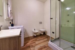 ein Badezimmer mit Toilette, Waschbecken und Dusche in der Unterkunft Casa Pintea in Legnano + 14 Fotos