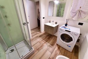 ein Badezimmer mit Waschmaschine und Dusche in der Unterkunft Casa Pintea in Legnano