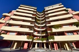 ein Wohnhaus mit Pflanzen an den Seiten in der Unterkunft Casa Pintea in Legnano
