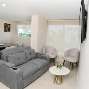 a living room with a couch and a table and chairs at Apartamento familiar con excelente ubicación Barranquilla in Barranquilla