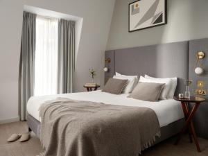 a bedroom with a large bed and a window at Bob W London Hyde Park in London