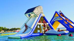 a group of people playing in the water at a water park at Ferienwohnung Im Grünen in Halbendorf