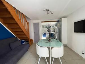 a living room with a table and a couch at Location Luccini in Saintes-Maries-de-la-Mer