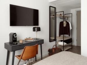 a bedroom with a desk and a mirror at Bob W London Hyde Park in London