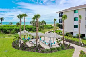 ein Resort mit Palmen und einem Spielplatz in der Unterkunft Sanddollar #C302 in Ybel
