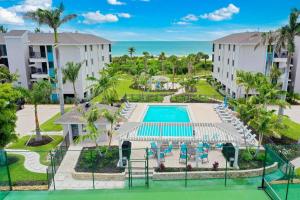 Luftaufnahme eines Resorts mit Swimmingpool und Meer in der Unterkunft Sanddollar #C302 in Ybel