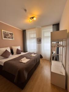 a bedroom with a bed with two towels on it at Arminos Large Group Apartment- 3 Zimmer & 2 WCs in Chemnitz