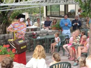 a man standing in front of a crowd of people at Chalet 4 étoiles - Piscine - ef0c00 in Monceaux-sur-Dordogne +61 photos
