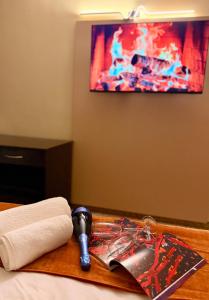 ein Tisch mit einem Buch, einer Lampe und einem Handtuch in der Unterkunft Hotel NIRÁ in Sofia + 26 Fotos