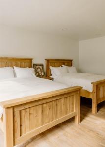 two beds sitting next to each other in a bedroom at Hotel Henry Cafe and Bar in Blanco