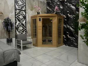 a wooden cabinet and a chair in a bedroom at Étoile relax in Douai