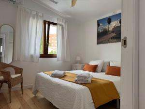 a bedroom with a bed with towels on it at VillaBrisaeta, villa costera a un paso de todo. in Benicàssim