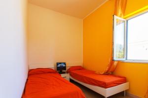 カステル・ヴォルトゥルノにあるVilla senza pensieriのベッドルーム1室(ベッド2台、窓付)