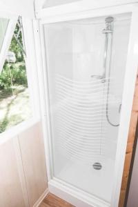 a shower in a bathroom with a window at ZEcamping 3 étoiles animaux acceptés espace aquatique in Moncontour-de-Poitou