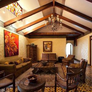 A seating area at Hotel 1915 INN & SUITES