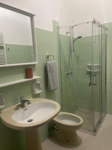 a bathroom with a sink and a glass shower at B&B Il Maggiociondolo in Fontaniva