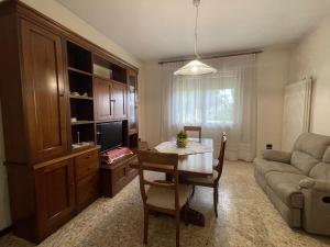 a living room with a table and a couch at B&B Il Maggiociondolo in Fontaniva +13 photos