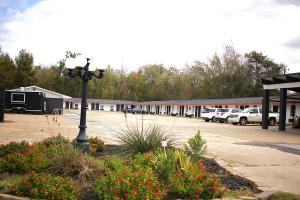 a street light in a parking lot next to a motel at Rodeway Inn in Livingston