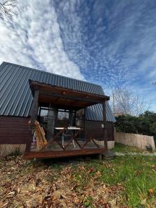 a small building with a metal roof on a yard at Akorya bungalov in Ardeşen