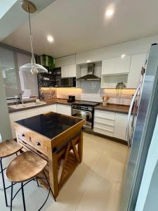 a kitchen with a table and some chairs in it at Departamento zona EXPO GDL con Aire Acondicionado in Guadalajara