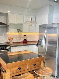 a kitchen with a large stainless steel refrigerator at Departamento zona EXPO GDL con Aire Acondicionado in Guadalajara