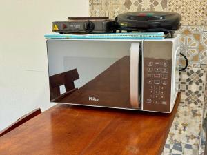 a microwave oven with a camera on top of it at Flats Coco Coral in Barra Grande
