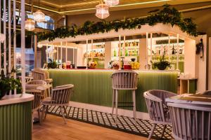 a green bar with chairs in a restaurant at Hotel Saftica in Săftica