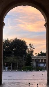 an archway with two birds sitting in a parking lot at Suite LA BARONESSA in Lecce