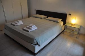 a bedroom with a bed with towels on it at Alloggio turistico a Ravenna in Ravenna