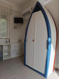 an arch door in a room with a kitchen at Sottovento Marzamemi Rooms&Relax in Marzamemi