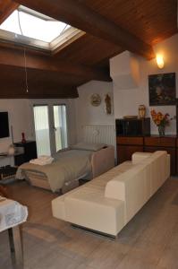 a bedroom with two beds and a skylight at Alloggio turistico a Ravenna in Ravenna