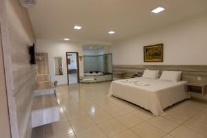 a large bedroom with a bed and a bathroom at Aldeias Palace Hotel in Tucuma +54 photos