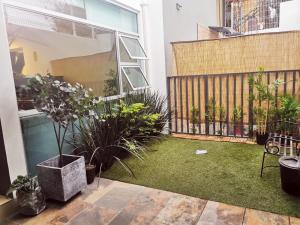 a small garden with grass and plants in a building at Departamento zona EXPO GDL con Aire Acondicionado in Guadalajara