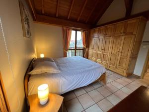 a bedroom with a bed and a window at La Canopée Alsacienne - Magnifique maison à Ribeauvillé in Ribeauvillé