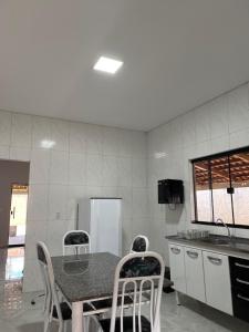 a kitchen with a table and chairs in a room at CasAnita in Cavalcante