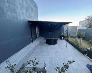a patio with a tub in the middle of a building at Residencia con alberca in Las Ánimas