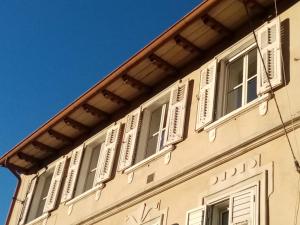 a building with white windows and a roof at Affitta camere Explora caffè in Trieste