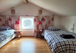 a bedroom with two beds and a window at G-63 - Appartement de standing en plein coeur d'Hossegor in Soorts-Hossegor